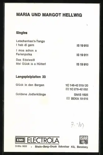 AK Musikerinnen Maria und Margot Hellwig, Trachtentragend an einem Fenster stehend