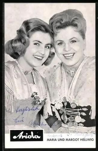 AK Musikerinnen Maria und Margot Hellwig, Lächelnd in die Kamera blickend