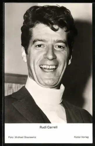 AK Musiker Rudi Carrell, Breit lächelnd in die Kamera schauend