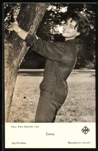AK Musikerin Conny Froboess an einem Baum im Freien stehend