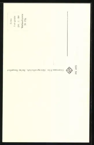 AK Musikerin Conny Froboess an einem Baum im Freien stehend