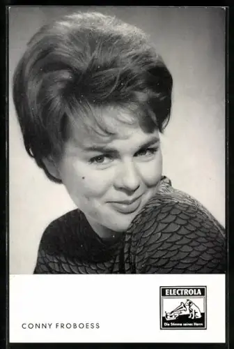 AK Musikerin Conny Froboess lächelnd in die Kamera schauend