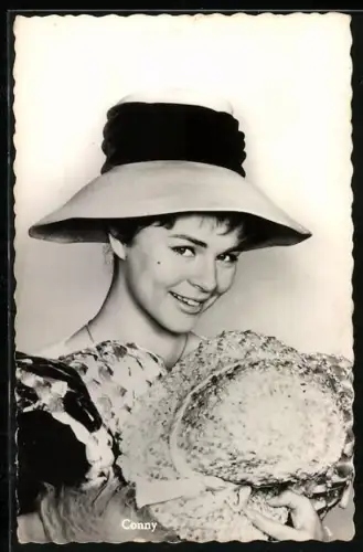 AK Musikerin Conny Froboess im Kostüm bei einem Auftritt