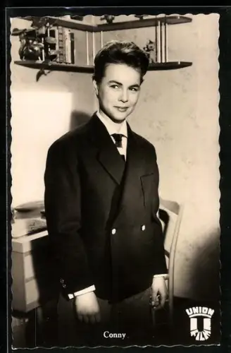 AK Conny im Zweireiher in einer Filmszene