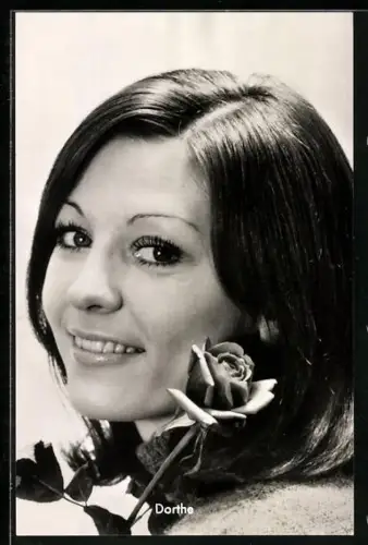 AK Dorthe, Portrait mit Rose