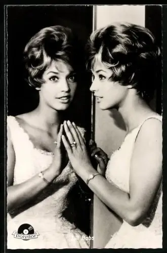 AK Musikerin Lill Babs am Spiegel