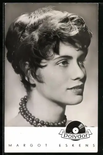 AK Margot Eskens mit Perlenkette