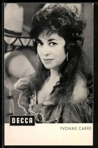 AK Yvonne Carré mit Ohrringen