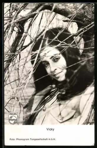 AK Vicky unter einem Baum