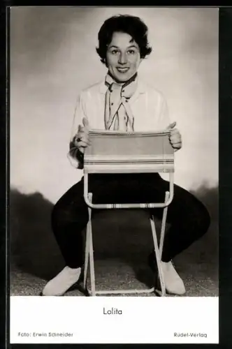 AK Lolita auf einem Campingstuhl