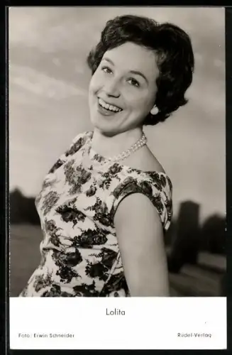 AK Schauspielerin Lolita lächelnd mit Halskette posierend