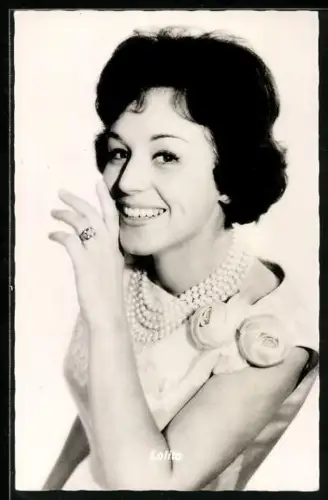 AK Musikerin Lolita im Sommerkleid