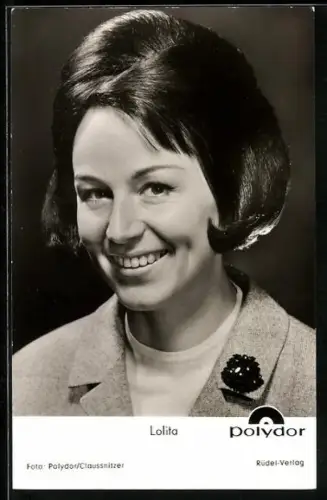 AK Musikerin Lolita mit toller Frisur in die Kamera lächelnd