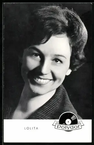 AK Musikerin Lolita mit toller Frisur in die Kamera lächelnd