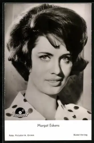 AK Margot Eskens in einer gepunkteten Bluse