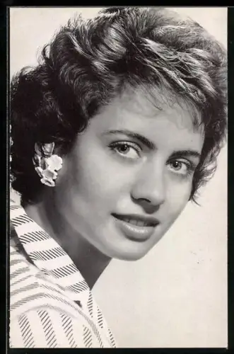 AK Margot Eskens mit Ohrschmuck, Portrait