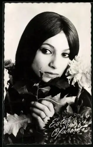 AK Musikerin Esther Ofarim mit dunken Haaren