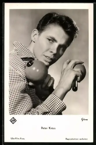 AK Musiker Peter Kraus mit Rasseln