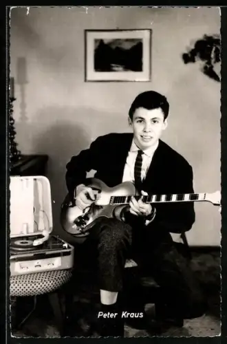 AK Peter Kraus mit Gitarre neben einem Plattenspieler