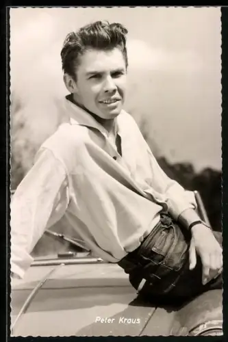 AK Musiker Peter Kraus sitzt lässig auf einem Auto