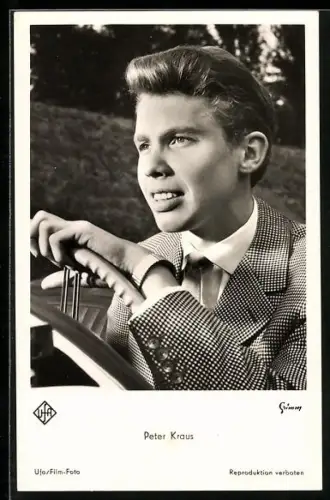 AK Schauspieler Peter Kraus an Steuer eines Autos sitzend