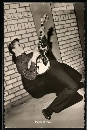 AK Peter Kraus in Rock`n Roll Pose mit Gitarre