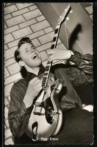 AK Peter Kraus singt und spielt Gitarre