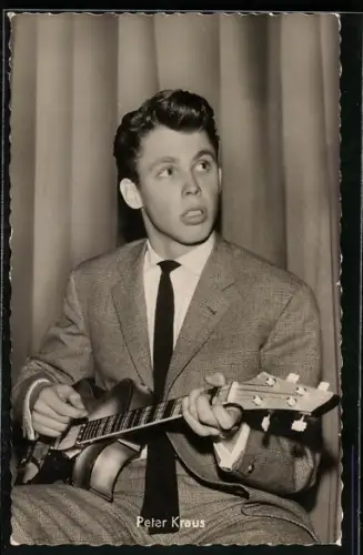AK Peter Kraus mit Bassgitarre