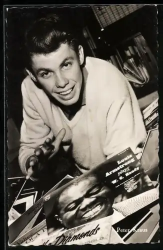 AK Musiker Peter Kraus umgeben von Schallplatten