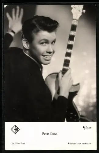 AK Peter Kraus mit einer Gitarre