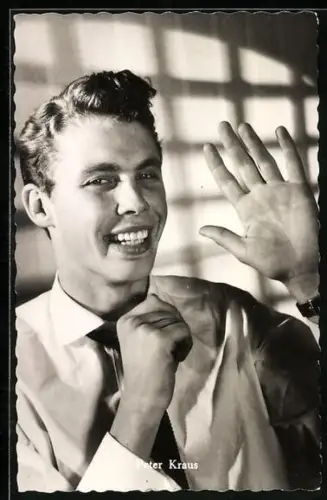 AK Musiker Peter Kraus winkt mit einer Hand