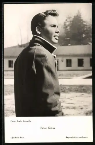 AK Peter Kraus vor einer Baracke