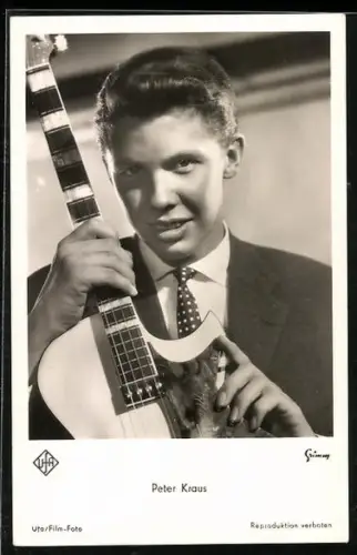 AK Musiker Peter Kraus mit Gitarre in die Kamera schauend