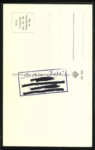 AK Musiker Peter Kraus mit Gitarre in die Kamera schauend