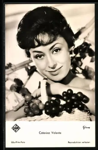 AK Musikerin Caterina Valente mit Früchten