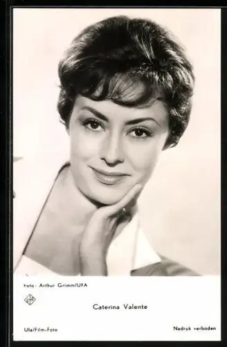 AK Caterina Valente mit Hand am Kinn
