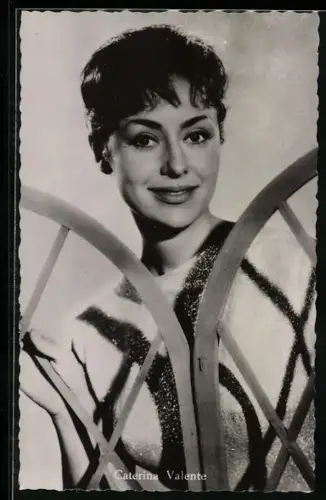 AK Caterina Valente vor einem Tor