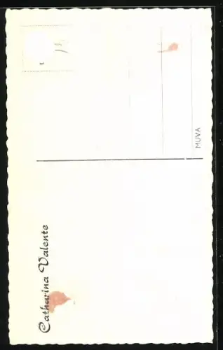 AK Caterina Valente vor einem Tor
