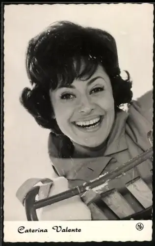 AK Caterina Valente lächelt im Schneee