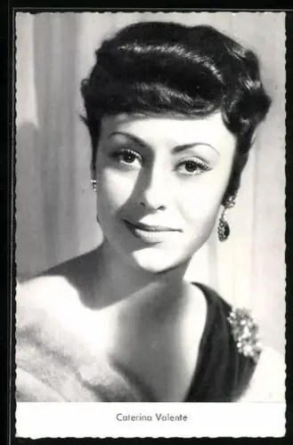 AK Musikerin Caterina Valente in Casino de Paris