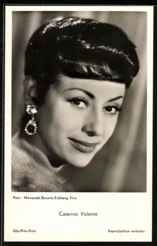 AK Musikerin Caterina Valente ernst blickend