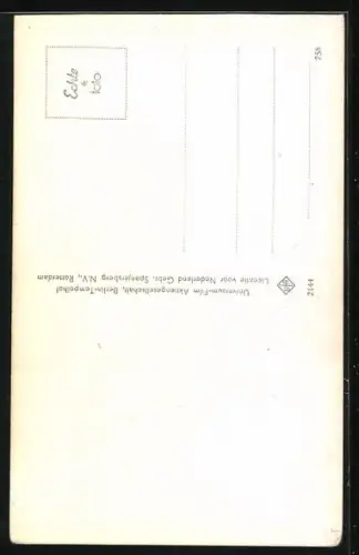 AK Schauspielerin Caterina Valente auf Gitarre spielend porträtiert