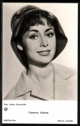 AK Musikerin Caterina Valente mit Hut posierend