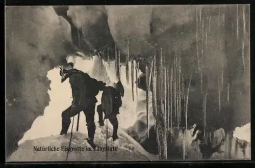 AK Bergsteigen, Ansicht von Bergsteigern im Labyrinth einer natürlichen Eisgrotte
