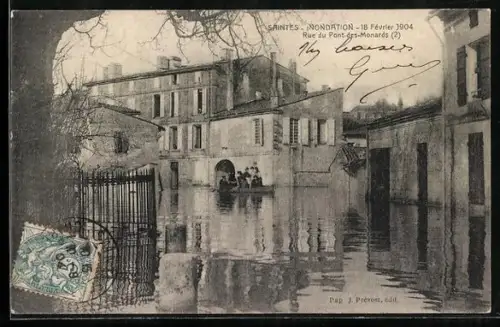 AK Saintes, Inondation 1904, Rue du Pont-des-Monards avec barque