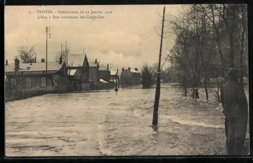 AK Troyes, L`eau à flots traversant les Charmilles lors des inondations du 23 janvier 1910