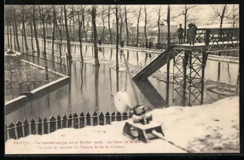 AK Troyes, Les inondations Janvier 1910, Le Canal de la Haute-Seine et promenade inondée