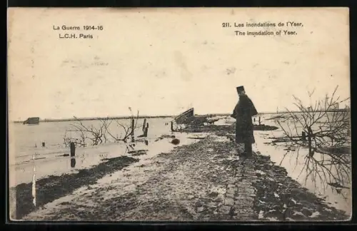 AK Yser, Les inondations de l`Yser 1914-16, homme sur un chemin inondé
