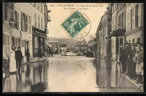 AK Bar-sur-Seine, La Crue de la Seine, 1910 Rue Thiers et les ponts