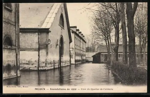 AK Meaux, Inondations de 1920, Cour du Quartier de Cavalerie